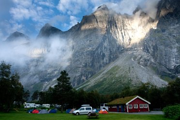 4.Časť - Nórsko, Trondheim a fjordy Nórske kráľovské mesto Trondheim (drahý obed) - dolina Romsdalen - kemp - Cesta trollov - fjord Geiranger - kemp pod...